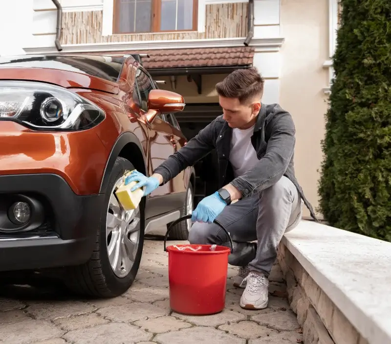 Lavage auto à domicile Russange : professionnel intervenant sur un véhicule